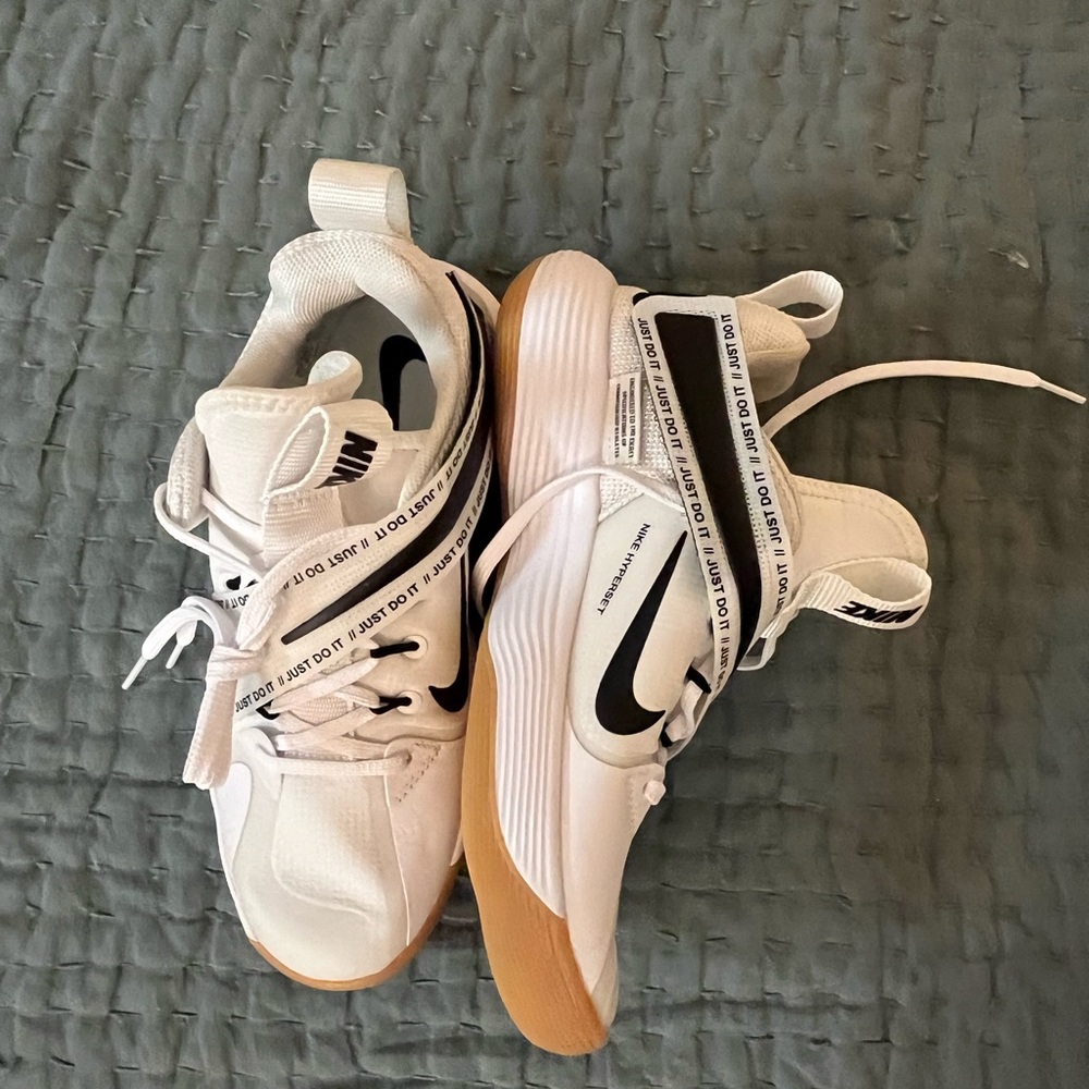 NWOB Nike Volleyball women Sz 8 New NO box